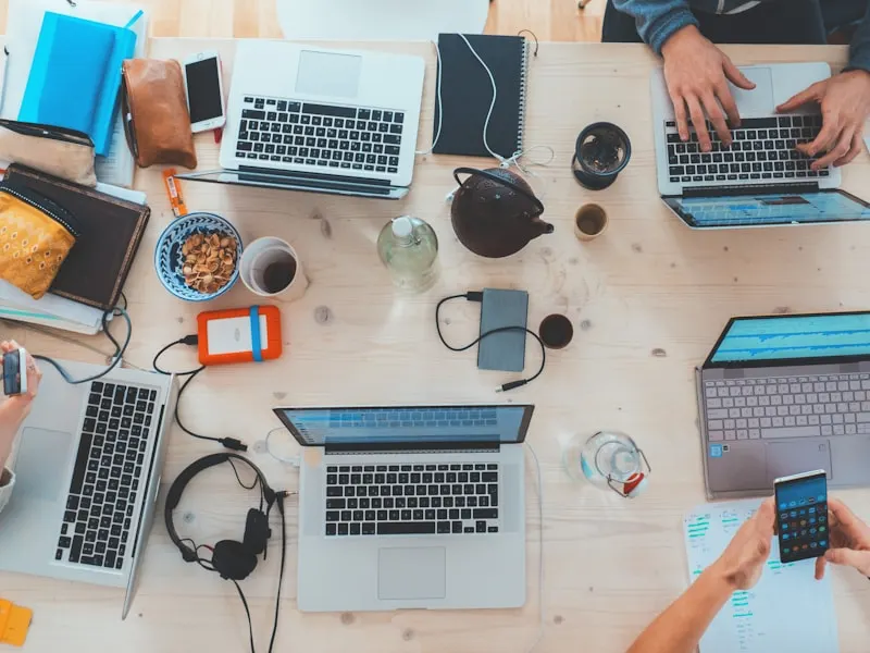 Team arbeitet gemeinsam an technischer Planung