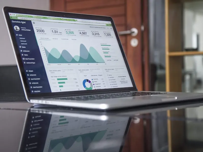 Analyse-Dashboard auf einem Laptop