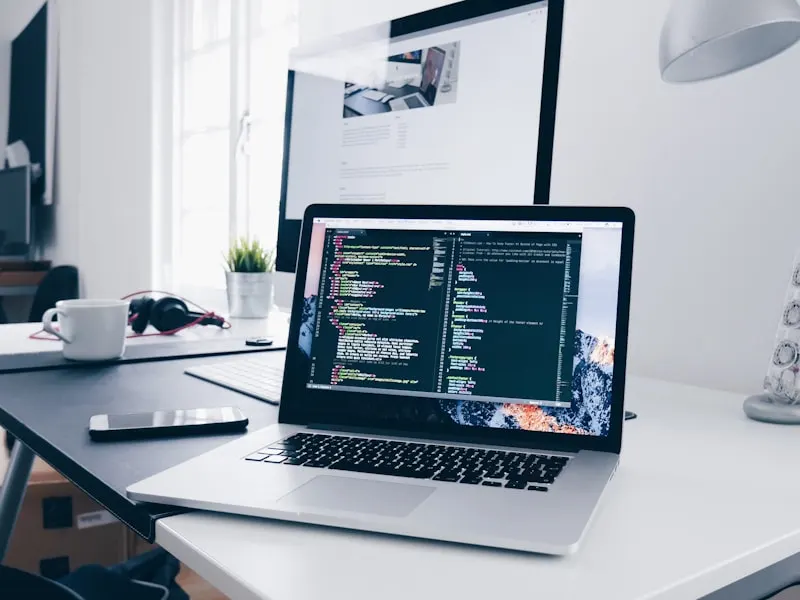 Arbeitsplatz mit Website-Entwurf und Code